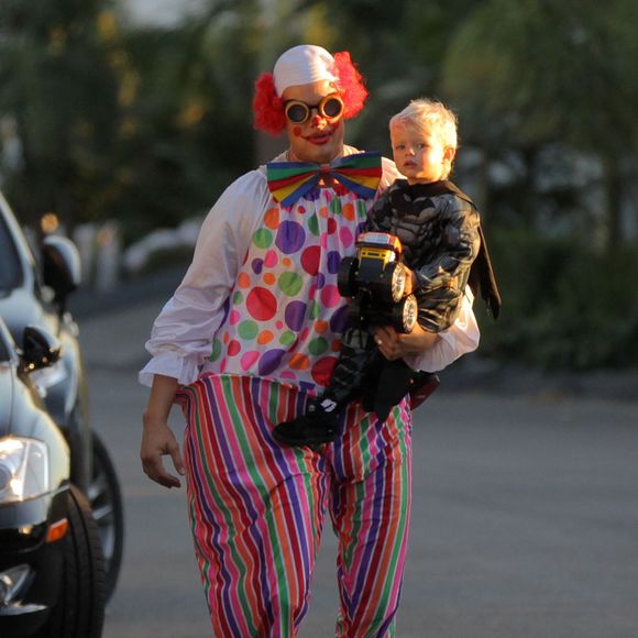 Josh Duhamel, sa femme Fergie et leur fils Axl, déguisés pour Halloween, dans les rues de Brentwood, le 31 octobre 2015