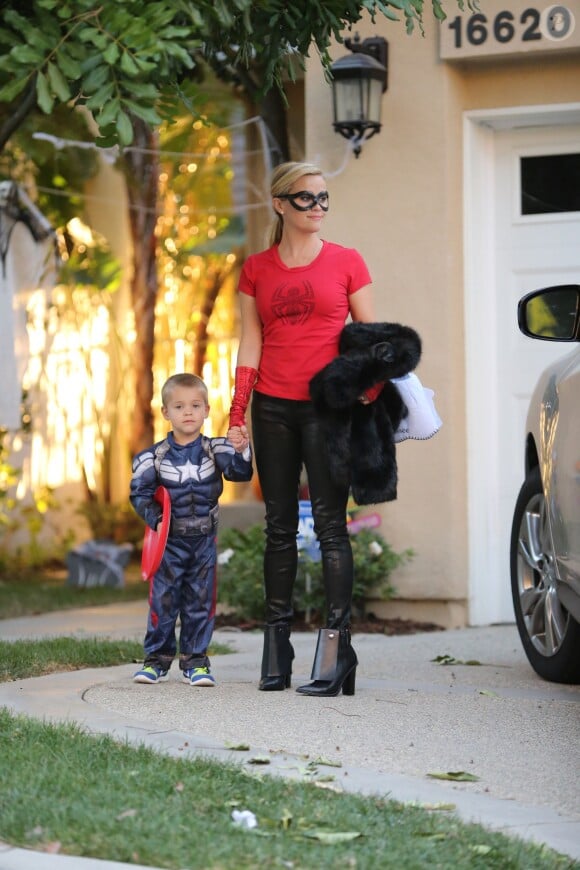 Reese Witherspoon, déguisés pour Halloween, avec son fils Tennessee dans les rues de Los Angeles, le 31 octobre 2015