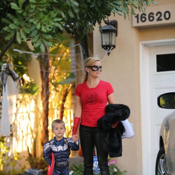 Reese Witherspoon, déguisés pour Halloween, avec son fils Tennessee dans les rues de Los Angeles, le 31 octobre 2015
