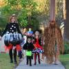 Alyson Hannigan avec son mari Alexis Denisof, déguisés pour Halloween, avec leurs filles Satyana and Keeva à Brentwood, le 31 octobre 2015