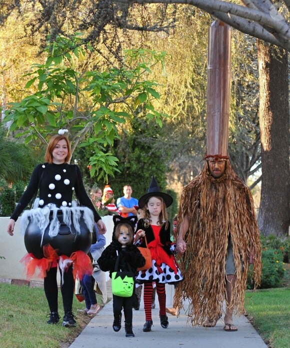 Alyson Hannigan avec son mari Alexis Denisof, déguisés pour Halloween, avec leurs filles Satyana and Keeva à Brentwood, le 31 octobre 2015