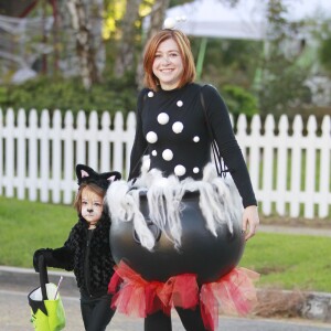 Alyson Hannigan avec son mari Alexis Denisof, déguisés pour Halloween, avec leurs filles Satyana and Keeva à Brentwood, le 31 octobre 2015