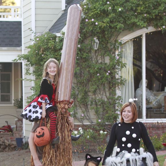 Alyson Hannigan avec son mari Alexis Denisof, déguisés pour Halloween, avec leurs filles Satyana and Keeva à Brentwood, le 31 octobre 2015  Please hide children face prior publication Couple Alyson Hannigan and Alexis Denisof spotted taking their daughters Satyana and Keeva out trick-or-treating on Halloween in Brentwood, California on October 31, 201531/10/2015 - Brentwood