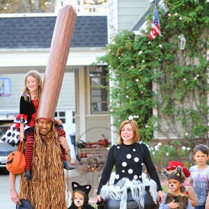 Alyson Hannigan avec son mari Alexis Denisof, déguisés pour Halloween, avec leurs filles Satyana and Keeva à Brentwood, le 31 octobre 2015
