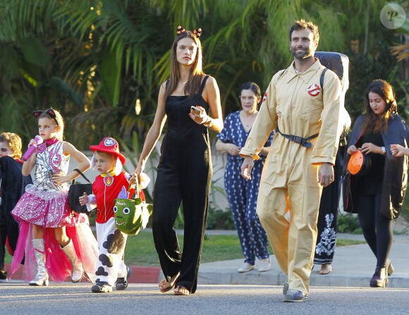 Alessandra Ambrosio, son mari Jamie Mazur et leurs enfants Anja et Noah, déguisés pour Halloween, dans les rues de Los Angeles, le 31 octobre 2015