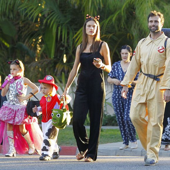 Alessandra Ambrosio, son mari Jamie Mazur et leurs enfants Anja et Noah, déguisés pour Halloween, dans les rues de Los Angeles, le 31 octobre 2015