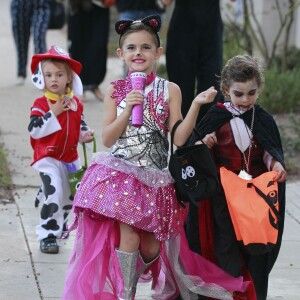 Alessandra Ambrosio, son mari Jamie Mazur et leurs enfants Anja et Noah, déguisés pour Halloween, dans les rues de Los Angeles, le 31 octobre 2015