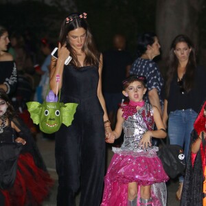 Alessandra Ambrosio, son mari Jamie Mazur et leurs enfants Anja et Noah, déguisés pour Halloween, dans les rues de Los Angeles, le 31 octobre 2015
