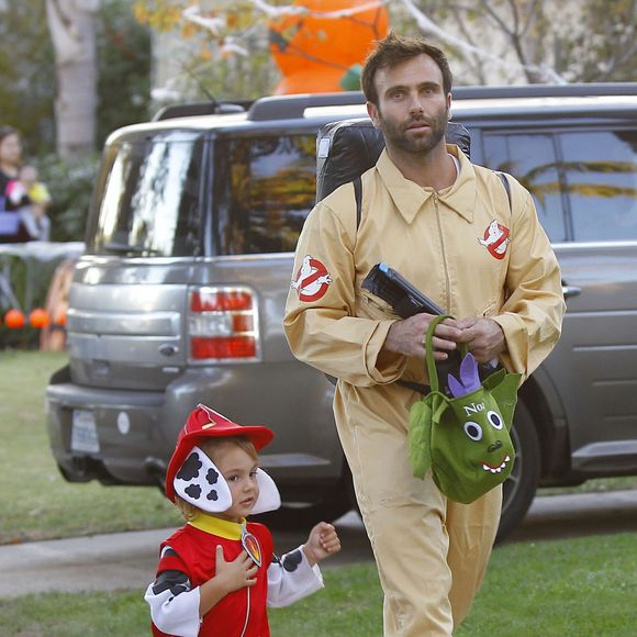 Alessandra Ambrosio, son mari Jamie Mazur et leurs enfants Anja et Noah, déguisés pour Halloween, dans les rues de Los Angeles, le 31 octobre 2015