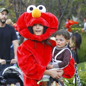 Jordana Brewster, déguisés pour Halloween, avec son fils Julian dans les rues de Los Angeles, le 31 octobre 2015  Please hide children face prior publication "Fast & Furious" star Jordana Brewster takes her son Julian trick-or-treating on October 31, 2015 in Los Angeles, California.31/10/2015 - Los Angeles