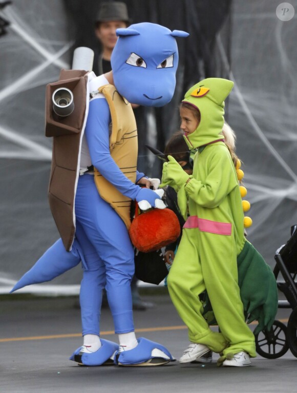 Anthony Kiedis et son fils Everly Kiedis - Exclusif - People déguisés pour Halloween, dans les rues de Malibu, le 31 octobre 2015
