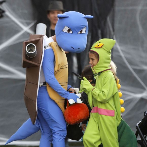Anthony Kiedis et son fils Everly Kiedis - Exclusif - People déguisés pour Halloween, dans les rues de Malibu, le 31 octobre 2015