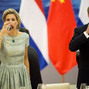 La reine Maxima des Pays-Bas, malgré une néphrite diagnostiquée le matin même, prenait part le 26 octobre 2015 avec le roi Willem-Alexander au dîner d'Etat organisé à Pékin par le président chinois Xi Jinping et sa femme Peng Liyuan. Le lendemain, elle était rapatriée et hospitalisée.