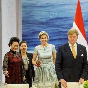 La reine Maxima des Pays-Bas, malgré une néphrite diagnostiquée le matin même, prenait part le 26 octobre 2015 avec le roi Willem-Alexander au dîner d'Etat organisé à Pékin par le président chinois Xi Jinping et sa femme Peng Liyuan. Le lendemain, elle était rapatriée et hospitalisée.