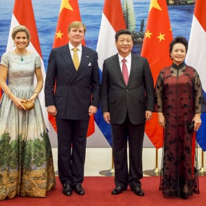 La reine Maxima des Pays-Bas, malgré une néphrite diagnostiquée le matin même, prenait part le 26 octobre 2015 avec le roi Willem-Alexander au dîner d'Etat organisé à Pékin par le président chinois Xi Jinping et sa femme Peng Liyuan. Le lendemain, elle était rapatriée et hospitalisée.