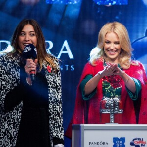 Kylie entre l'animatrice Lisa Snowdon et la chanteuse Foxes - Kylie Minogue donne le coup d'envoi des illuminations de Noël sur Oxford Street à Londres, le 1er novembre 2015.