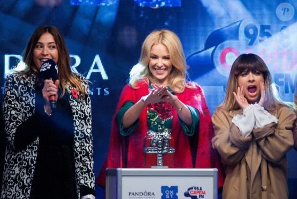 Kylie entre l'animatrice Lisa Snowdon et la chanteuse Foxes - Kylie Minogue donne le coup d'envoi des illuminations de Noël sur Oxford Street à Londres, le 1er novembre 2015.
