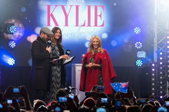 Kylie Minogue donne le coup d'envoi des illuminations de Noël sur Oxford Street à Londres, le 1er novembre 2015.