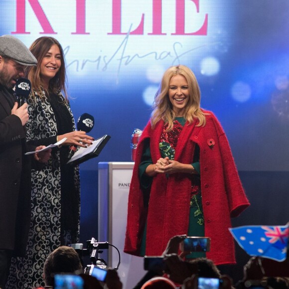 Kylie Minogue donne le coup d'envoi des illuminations de Noël sur Oxford Street à Londres, le 1er novembre 2015.