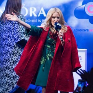 Kylie Minogue donne le coup d'envoi des illuminations de Noël sur Oxford Street à Londres, le 1er novembre 2015.