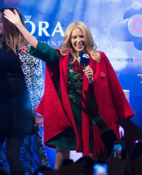 Kylie Minogue donne le coup d'envoi des illuminations de Noël sur Oxford Street à Londres, le 1er novembre 2015.