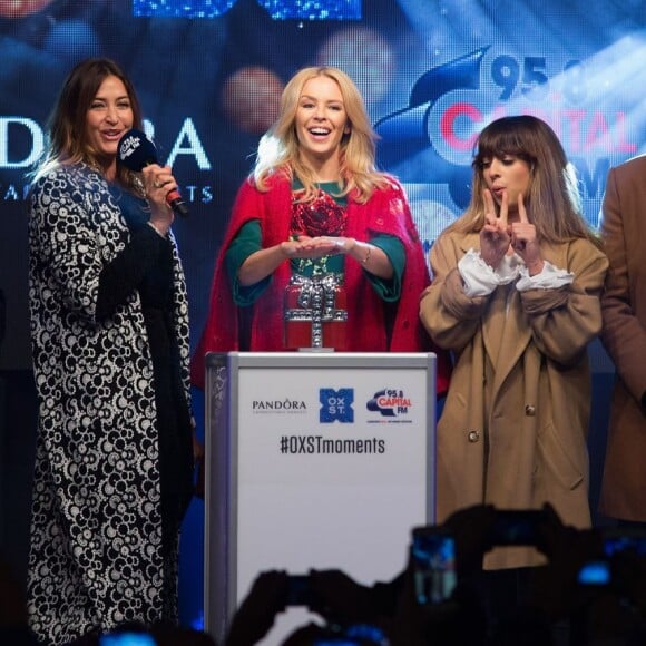 Kylie Minogue donne le coup d'envoi des illuminations de Noël sur Oxford Street à Londres, le 1er novembre 2015.