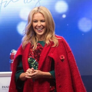 Kylie Minogue donne le coup d'envoi des illuminations de Noël sur Oxford Street à Londres, le 1er novembre 2015.