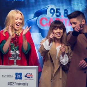 Kylie Minogue, la chanteuse Foxes et Ben Haenow - Kylie Minogue donne le coup d'envoi des illuminations de Noël sur Oxford Street à Londres, le 1er novembre 2015.