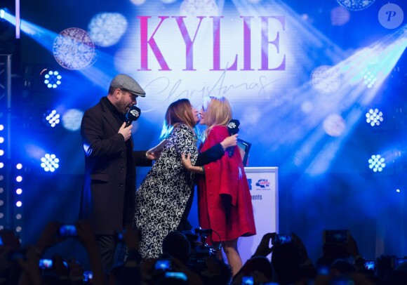 Dave Berry, Lisa Snowdon et Kylie Minogue qui donne le coup d'envoi des illuminations de Noël sur Oxford Street à Londres, le 1er novembre 2015.