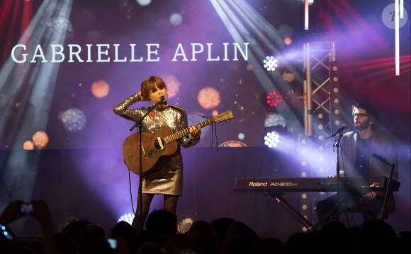 Gabrielle Aplin - Coup d'envoi des illuminations de Noël sur Oxford Street à Londres par Kylie Minogue, le 1er novembre 2015.
