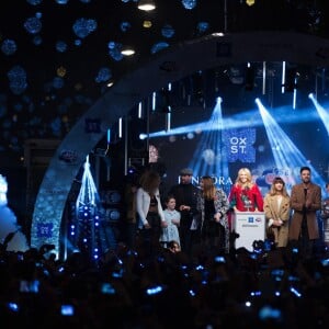 Fleur East, Dave Berry, Lisa Snowdon, Kylie Minogue, la chanteuse Foxes, Ben Haenow et  Gabrielle Aplin - Coup d'envoi des illuminations de Noël sur Oxford Street à Londres par Kylie Minogue, le 1er novembre 2015.