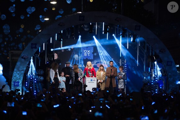 Fleur East, Dave Berry, Lisa Snowdon, Kylie Minogue, la chanteuse Foxes, Ben Haenow et  Gabrielle Aplin - Coup d'envoi des illuminations de Noël sur Oxford Street à Londres par Kylie Minogue, le 1er novembre 2015.