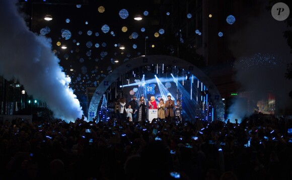 Fleur East, Dave Berry, Lisa Snowdon, Kylie Minogue, la chanteuse Foxes (Louisa Rose Allen), Ben Haenow et Gabrielle Aplin - Coup d'envoi des illuminations de Noël sur Oxford Street à Londres par Kylie Minogue, le 1er novembre 2015.