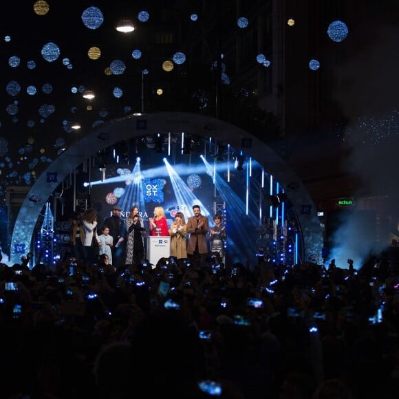 Fleur East, Dave Berry, Lisa Snowdon, Kylie Minogue, la chanteuse Foxes (Louisa Rose Allen), Ben Haenow et Gabrielle Aplin - Coup d'envoi des illuminations de Noël sur Oxford Street à Londres par Kylie Minogue, le 1er novembre 2015.