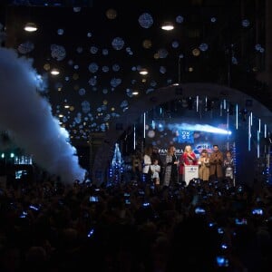 Fleur East, Dave Berry, Lisa Snowdon, Kylie Minogue, la chanteuse Foxes (Louisa Rose Allen), Ben Haenow et Gabrielle Aplin - Coup d'envoi des illuminations de Noël sur Oxford Street à Londres par Kylie Minogue, le 1er novembre 2015.