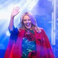Kylie Minogue : La star, joli lutin de Noël, illumine le coeur de Londres