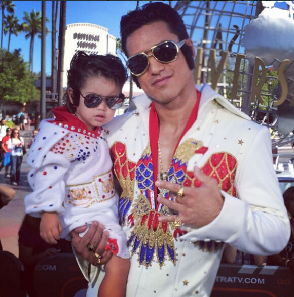 Mario Lopez et son fils Dominic déguisés en Elvis pour Halloween 2015