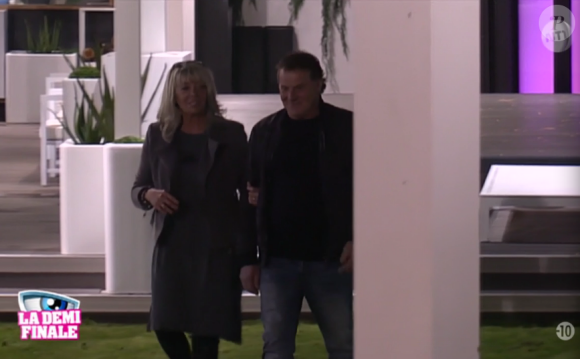 Les parents de Loïc et Emilie rentrent dans la maison, dans la quotidienne de Secret Story 9, le lundi 2 novembre 2015 sur NT1.