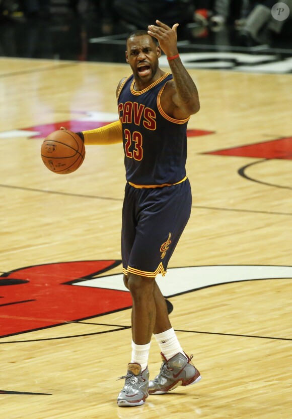 LeBron James lors du match NBA entre les Bulls de Chicago et les Cavs de Cleveland au United Center de Chicago, le 27 octobre 2015