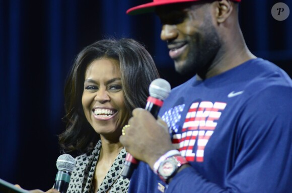 Michelle Obama et LeBron James lors d'un événement de la Fondation LeBron James à la James A. Rhodes Arena de l'université d'Akron à Akron le 21 octobre 2015