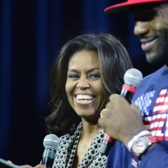 Michelle Obama et LeBron James lors d'un événement de la Fondation LeBron James à la James A. Rhodes Arena de l'université d'Akron à Akron le 21 octobre 2015