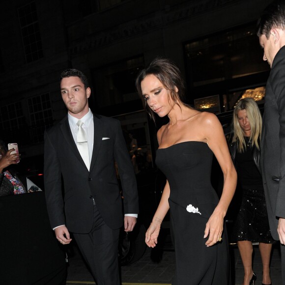 Victoria Beckham arrive au magasin Burberry pour assister à la projection du film de campagne de fêtes de fin d'année 2015 de la marque. Londres, le 3 novembre 2015.