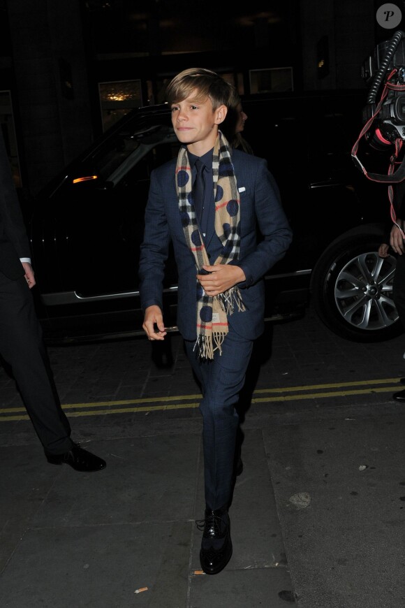 Romeo Beckham arrive au magasin Burberry pour assister à la projection du film de campagne de fêtes de fin d'année 2015 de la marque. Londres, le 3 novembre 2015.