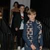 Victoria Beckham et ses fils Cruz et Romeo quittent le magasin Burberry à l'issue de la projection du film de campagne de fêtes de fin d'année 2015 de la marque. Londres, le 3 novembre 2015.