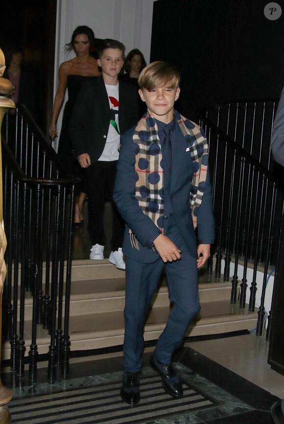 Victoria Beckham et ses fils Cruz et Romeo quittent le magasin Burberry à l'issue de la projection du film de campagne de fêtes de fin d'année 2015 de la marque. Londres, le 3 novembre 2015.