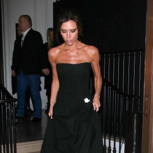 Victoria Beckham quitte le magasin Burberry à l'issue de la projection du film de campagne de fêtes de fin d'année 2015 de la marque. Londres, le 3 novembre 2015.