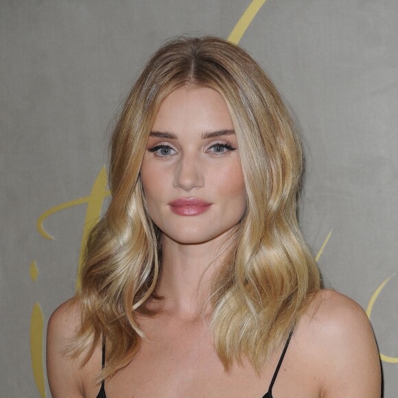 Rosie Huntington-Whiteley assiste à la projection du film de campagne de fêtes de fin d'année 2015 de Burberry, dans la boutique emblème de la maison britannique, sur Regent Street. Londres, le 3 novembre 2015.