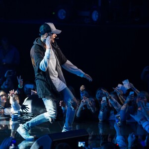 Justin Bieber quitte son propre concert après avoir chanté une seule chanson à Oslo, le 29 octobre 2015. Justin était furieux contre ses fans qui criaient et versaient de l'eau sur le devant de la scène. Il a tenté d'éponger, mais les fans n'ont pas cessé de déverser de l'eau! Très énervé, le chanteur a donc mis fin au show précipitamment, direction l'aéroport!!