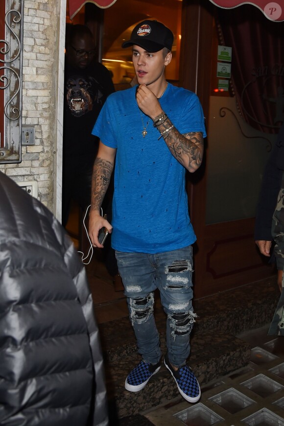 Justin Bieber à la sortie d'un restaurant à Milan, le 26 octobre 2015.