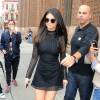 Selena Gomez sort, vêtue d'une petite robe noire, de la station de radio Z100 à New York, le 13 octobre 2015, où elle a été interviewée.